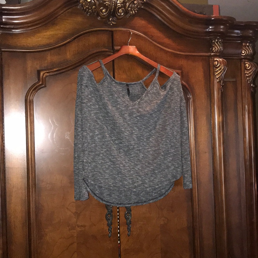 Shelly sweater open shoulders size L.